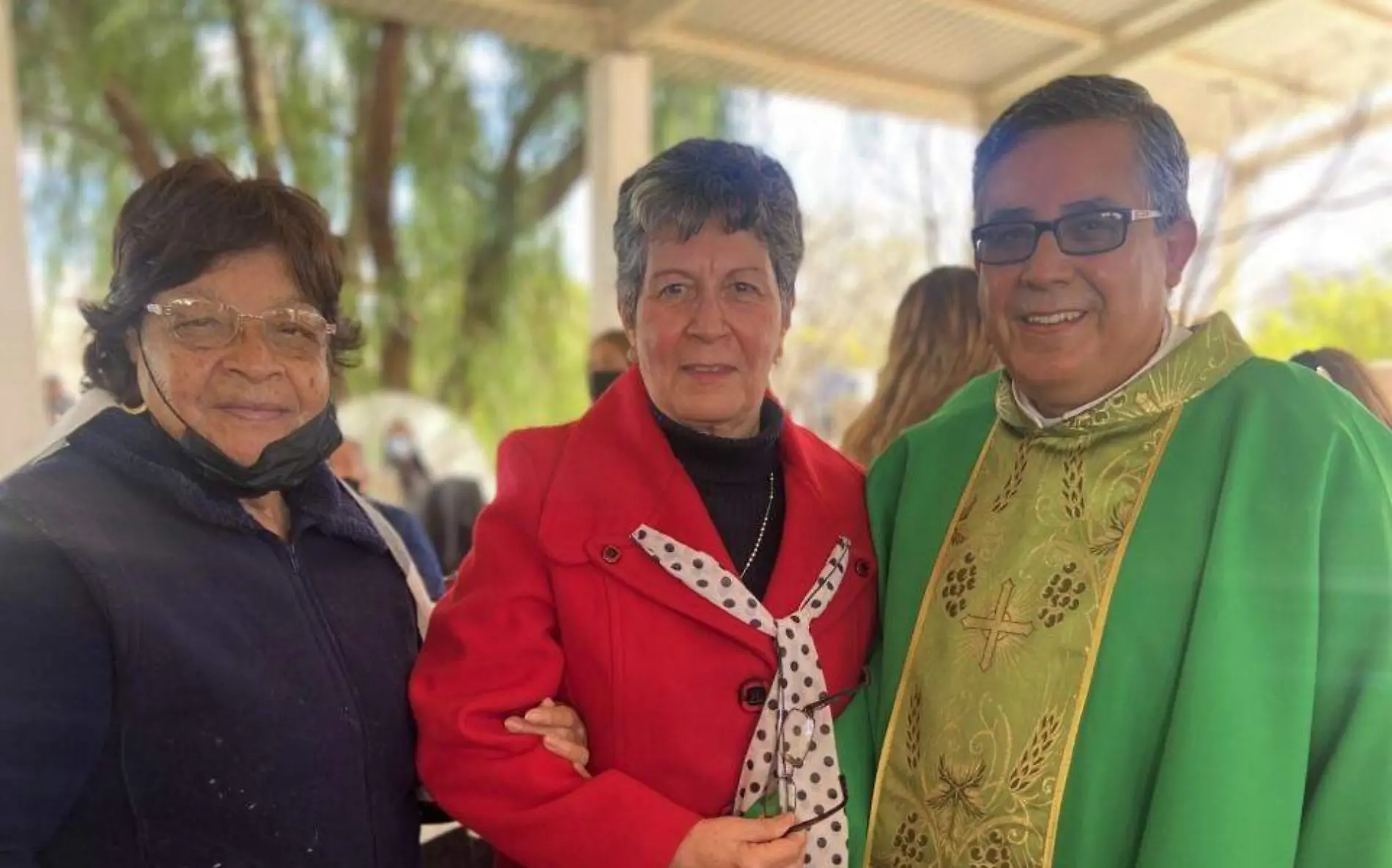 ACOMNPAÑANDOLE AMPARO MENDOZA Y CUKIS LOPEZ  EN LA DESPEDIDA DEL PADRECITO CARLOS OLIVAREZ CASILLAS.